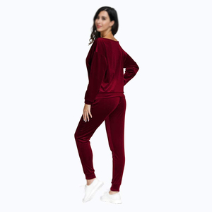 Ensemble 2 pièces pour femme : Sweat à capuche décontracté en velours imprimé, épaules dénudées, et pantalon de jogging avec logo frontal – Collection Automne – Grande Vente - Product Image 3