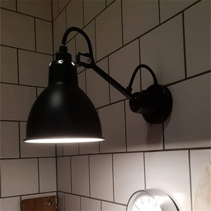 Lámpara de Mesa Contemporánea de Latón con Pantalla de Globo de Vidrio para una Iluminación Elegante del Escritorio - Product Image 4