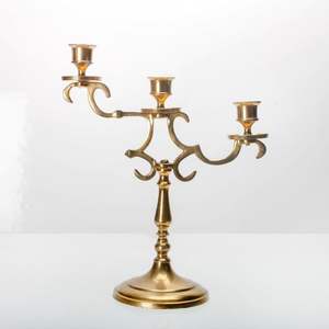 Candélabre décoratif en métal classique pour une décoration de table romantique avec un design élégant d'inspiration vintage - Product Image 1