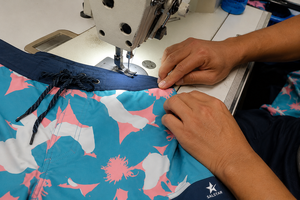 Shorts de surf pour hommes à séchage rapide, shorts de plage avec logo avant, maillots de bain légers, écologiques, respirants, en toile, taille mi-haute - Product Image 5