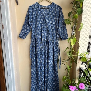 ชุดเดรสพิมพ์ลายด้วยมือ ผ้าฝ้ายอินเดีย ชุดเดรสยาวลายดอกไม้ แขนยาว สำหรับผู้หญิง - Product Image 1