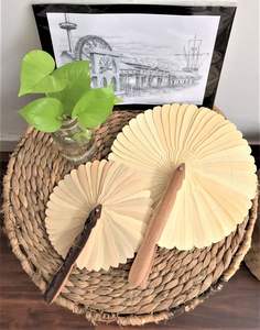Handfan en bambou fait à la main au Vietnam avec de fines lamelles de bambou et papier coloré pour événements et affichage - Product Image 5