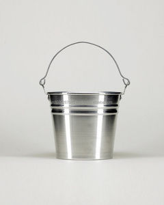 Cubo de maceta galvanizado pintado a mano con escena de retrete rústico perfecto para exhibición de campo tradicional - Product Image 1