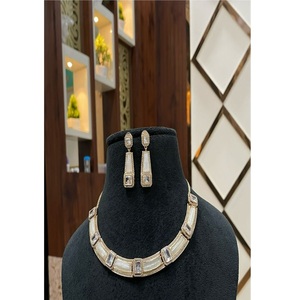 Atractivo Juego de Collar y Aretes de Latón Chapado en Oro de Primera Calidad con Incrustaciones de Kundan y Circonitas, Colección para Fiestas y Bodas para Mujer - Product Image 2