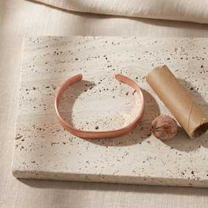 Bracelet manchette en cuivre massif fait main, finition mate satinée brossée, bijou artisanal en cuivre plat pour hommes et femmes, OEM. - Product Image 6
