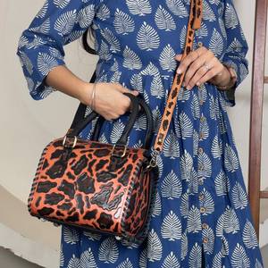 Bolso de lona de cuero vacuno con estampado de leopardo, hecho a mano, de lujo, con cremallera, estilo unisex para viajes. - Product Image 3