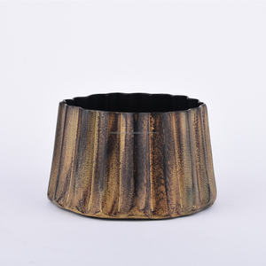 Raboteuses antiques en métal, lot de 2, Design côtelé et doré, usage intérieur et extérieur, vaisselle et jardinières de sol - Product Image 2