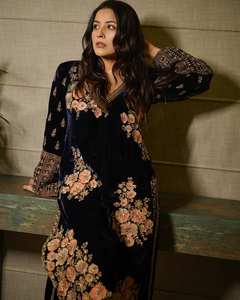 Vestido Étnico Moderno Hecho a Mano de Terciopelo de Viscosa Pesado con Lentejuelas, Estilo Saúrano Fluido, Cuatro Lados, para Fiesta de Otoño o Boda. - Product Image 2