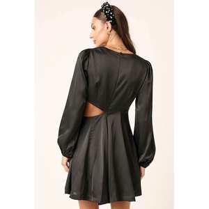 Mittoshop Mini robe de soirée en satin avec découpe latérale - Product Image 1