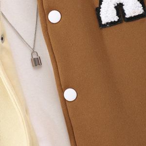 Chaqueta Varsity para Mujer en Color Marrón, Chaqueta Bomber con Parches en las Mangas Color Beige, Uniforme de Béisbol Estilo Urbano - Product Image 3