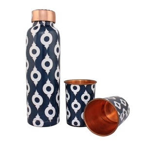 Ensemble de bouteille et verre en cuivre finition mate, ensemble de boisson contemporain pour la maison, le bureau, les repas et les cadeaux - Product Image 2