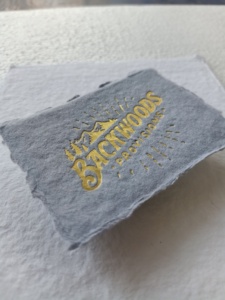 Tarjetas de presentación con bordes decorativos hechos a mano, textura elegante y un aspecto distintivo para una imagen profesional. - Product Image 5