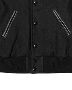 Chaqueta Bomber Varsity para Hombre, Negra, con Cuello Alto, Cierre de Cremallera Frontal, Logotipo, Estilo Universitario - Product Image 3