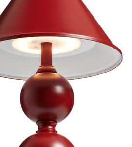 Lampe de table en métal Crimson Orb avec design à sphères empilées, construction en fer de qualité supérieure, éclairage ambiant chaud pour intérieurs élégants - Product Image 4