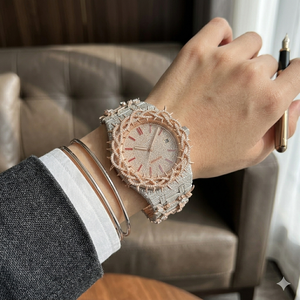 Reloj de pulsera plateado con diamantes, esfera y brazalete completamente incrustados, con ventana para la fecha, elegante artesanía y diseño atemporal. - Product Image 5