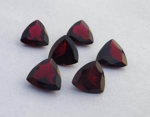 พลอยโกเมนสีแดงธรรมชาติคุณภาพสูง รูปทรงทริลเลียน เจียระไนแบบเหลี่ยม ขนาดมาตรฐาน ขายส่งสำหรับทำเครื่องประดับ - Product Image 2