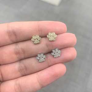 Boucles d'oreilles clous en forme d'os de chien, pavées de diamants de laboratoire ronds, en or massif 14K 18K, délicates, à fermoir poussoir, minimalistes, pour usage quotidien, vente en gros - Product Image 4
