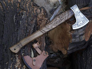 Hacha Tomahawk Artesanal de Acero Industrial con Alto Contenido de Carbono, Mango de Madera de Palisandro, Funda de Cuero, 1.5 kg, Multiusos, para Camping y Actividades al Aire Libre - Product Image 6