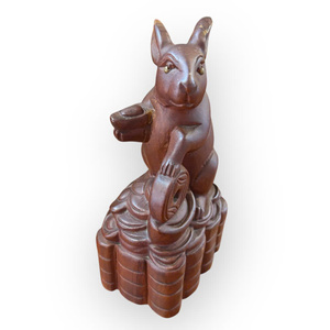 Se exhiben las exquisitas figuras de ratas talladas en madera de Huong. - Product Image 3