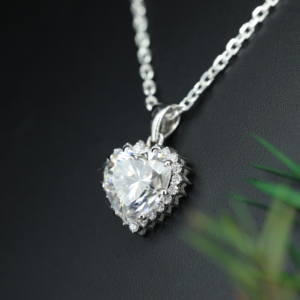 Collar con Colgante de Plata de Ley 925 con Moissanita en Forma de Corazón, Engaste de Garra Chapado en Oro de 14k, Estilo de Lujo Discreto Certificado - Product Image 5