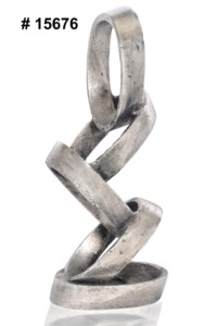 Sculpture décorative de cheval de mer en aluminium plaqué argent, plantes marines naturelles, design moderne, marque GOOD DESIGN, objet de collection artistique, Inde - Product Image 3