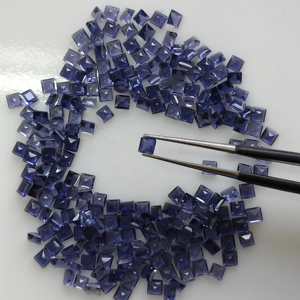อิโอไลต์ธรรมชาติ 2.75 มม. ทรงสี่เหลี่ยมเจียระไนแบบ Step Cut คุณภาพดีที่สุด พลอยเม็ดเดี่ยวพร้อมเอฟเฟกต์ Pleochroic สำหรับทำเครื่องประดับ - Product Image 1