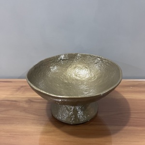 Plateau de design artisanal moderne en aluminium avec finition dorée, design multi-usages et revêtement élégant - Product Image 1