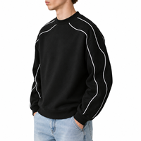 Sweat-shirt réfléchissant surdimensionné avec détails de piping réfléchissant, tissu doux, coupe décontractée et style streetwear moderne.