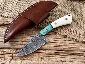 Couteau de chasse et de camping à lame fixe en acier Damas forgé à la main avec fourreau, manche en pierre et os, fabrication OEM sur mesure, lame pleine longueur - Product Image 1