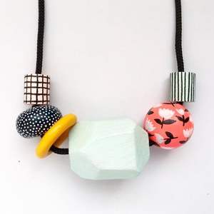 Collier élégant en résine et bois avec finition élégante, accessoires de mode - Product Image 2