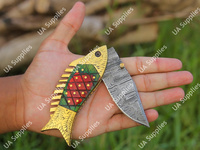 Couteau de poche tactique professionnel multi-usage en acier Damas forgé, avec manche en bois gravé laiton style poisson et étui