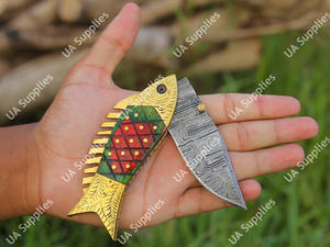 Cuchillo de bolsillo plegable multiusos de acero de Damasco grabado con mango de latón y madera, estilo pez, con funda, para exteriores, EDC, cuchillos utilitarios OEM - Product Image 2