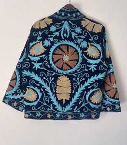 Veste en velours brodée à la main, style bohème, motif floral Suzani - Product Image 1
