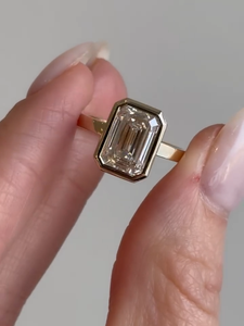 Bague en diamant de laboratoire taille émeraude 3 carats, sertie clos, or jaune 14 carats, bague de fiançailles en diamant de laboratoire certifié IGI - Product Image 1
