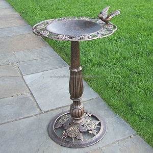 Bebedero para pájaros de metal resistente para jardín, para uso en exteriores, que proporciona agua a los pájaros con una base fuerte y un revestimiento duradero resistente al óxido. - Product Image 1