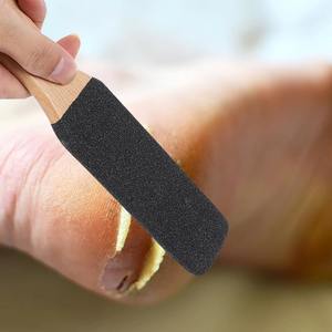 Lima de pies portátil con mango de madera, herramienta de pedicura de doble cara, exfoliante, removedor de piel muerta para hombres, mujeres y personas mayores - Product Image 3