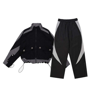 Veste coupe-vent à capuche rouge pour homme avec pantalon cargo noir, ensemble de survêtement sportif à manches longues avec fermeture éclair, polyester léger pour l'automne - Product Image 3