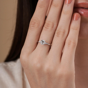 Bague de fiançailles en diamant de laboratoire taille brillant rond avec pierre centrale certifiée IGI et diamants latéraux ronds et marquise - Product Image 2