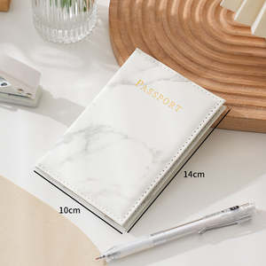 Porta Pasaportes Delgado de Cuero PU con Diseño Marmoleado Personalizable, Impermeable, con Accesorios Organizados para Viaje - Product Image 6