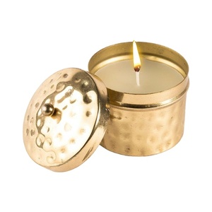 Pot de bougie en métal de conception à la mode avec couvercle pour la maison et le mariage décor de table pot de bougie rond martelé en or brillant - Product Image 1