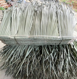 Parasol en feuilles de palmier naturelles du Vietnam de 2,4 m avec structure en bambou pour l'extérieur, la plage et les centres de villégiature - Product Image 1