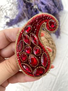Broche Artesanal Bordado con Cuentas, Pin Floral Hecho a Mano para Vestidos, Chaquetas y Bolsos - Product Image 1