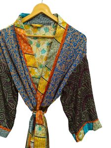 Robe kimono indienne en soie patchwork, cache-maillot de bain, tenue de nuit, longue robe, kimono indien vintage fait main en soie de sari recyclée - Product Image 3