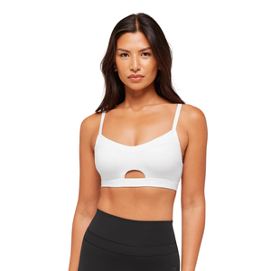 Sujetador deportivo Peekaboo blanco para mujer con logo personalizado, de nailon y elastano, con aberturas tipo balconette, top de yoga de soporte ligero para gimnasio y fitness. - Product Image 1