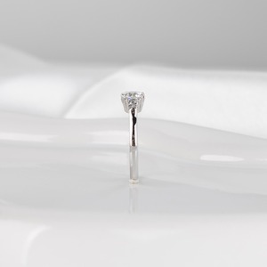 แหวนเพชรเพาะเลี้ยง 1.20 กะรัต D VVS2 รับรองโดย IGI ทรงสามเม็ด รูปทรงกลมเจียระไนแบบ Ideal Cut ด้านข้างทรง Trapezoid ทองคำขาว 18K สำหรับหมั้น - Product Image 2