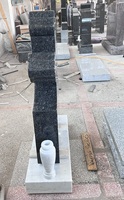 Monument funéraire en granit bleu perle avec base en marbre blanc