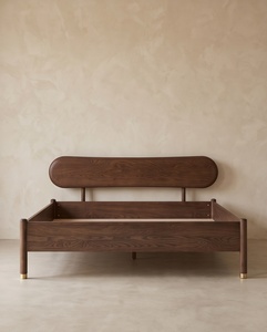 Base de Cama Flotante de Madera de Teca con Cabecera Ovalada Horizon y Patas de Latón - Product Image 1