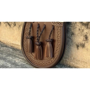 Sac Sporran Celtique en Cuir Véritable Premium avec Cantle Métallique Celtique Gaufré et Triple Pompon pour un Style Écossais des Highlands - Product Image 4