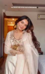 ชุดคุร์ตีผ้าไหมโรมันเนื้อหนา พร้อมงานปักลายดิ้นและเลื่อม ประดับด้วยกางเกงเข้าชุด และผ้าคลุมไหล่ผ้าออร์แกนซาลูกไม้แฟนซี ชุดสำหรับผู้หญิงสไตล์ชาติพันธุ์ - Product Image 2