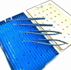 Kit chirurgical ophtalmique en titane 4 pièces, comprenant des ciseaux de microchirurgie, un porte-aiguille, des pinces, avec plateau en acier inoxydable - Product Image 1